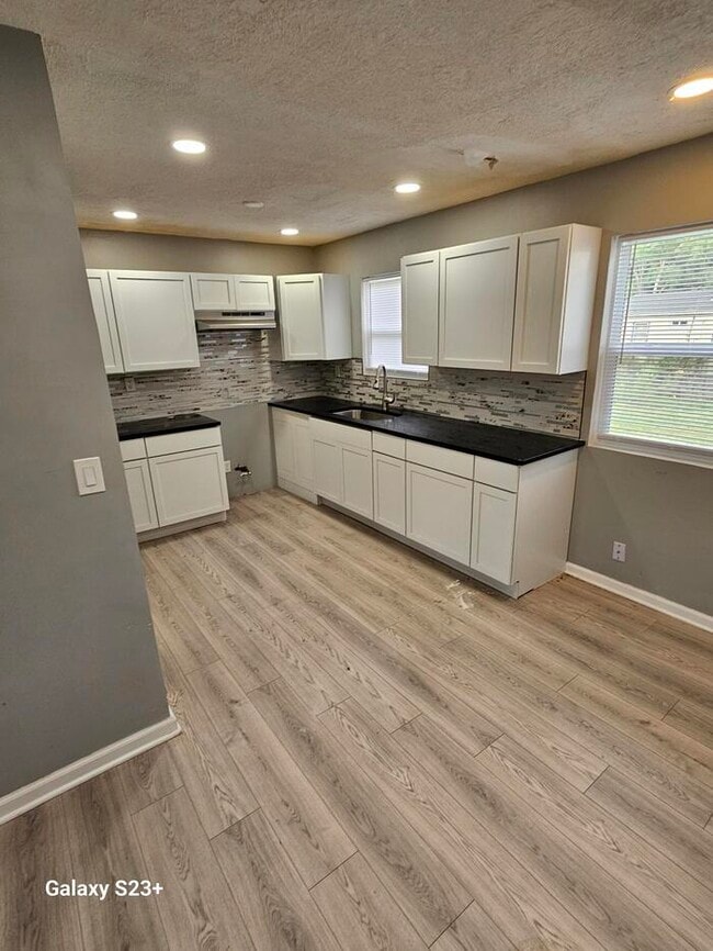 Building Photo - Newly rehabbed home