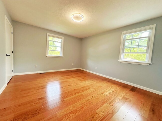 Building Photo - 10 Friar Tuck Ln