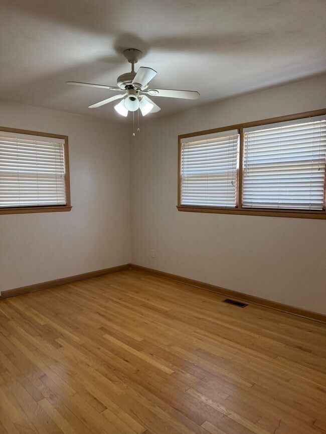 Building Photo - 3 bedroom, 2 bathroom, 2 car garage hom for rent