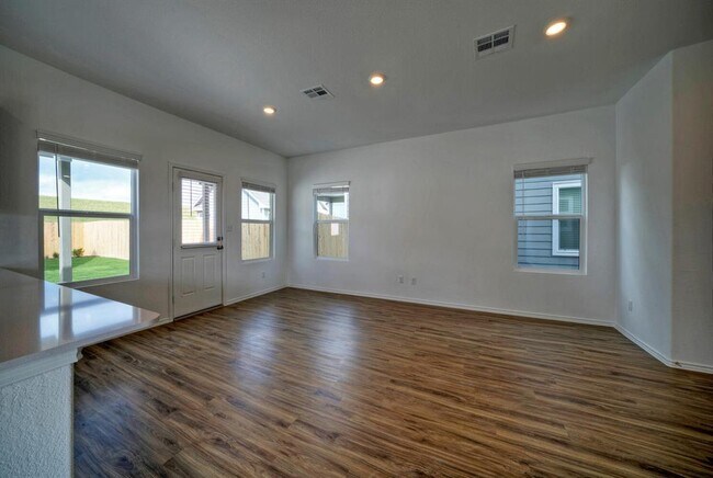 Building Photo - 1317 Linwood St