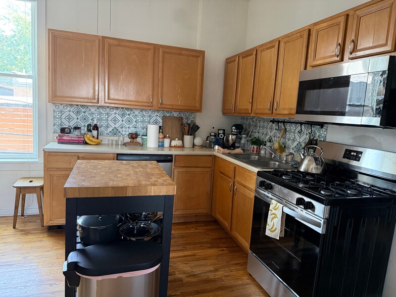 Building Photo - 2312 W Dickens Ave
