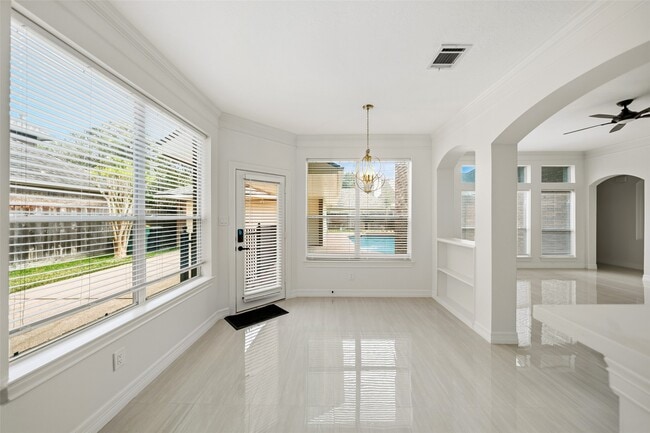 Building Photo - 5622 Lake Pl Dr