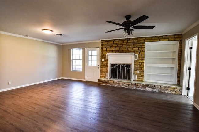 Building Photo - Spacious 4 Bedroom Home