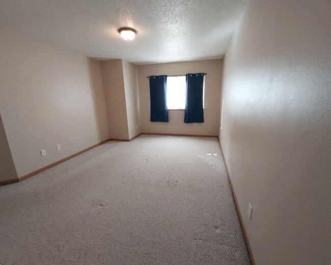 Building Photo - Nice 3 Bedroom 1.5 Bathroom Townhome in Hu...