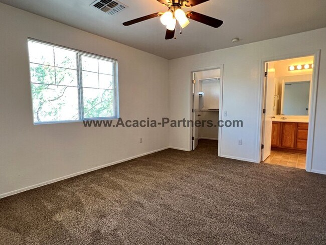 Building Photo - Beautiful Three Bedroom 2 and 1/2 Bath Home