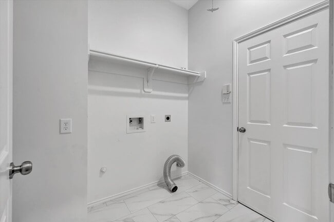 Building Photo - 3915 Summerfield Dr