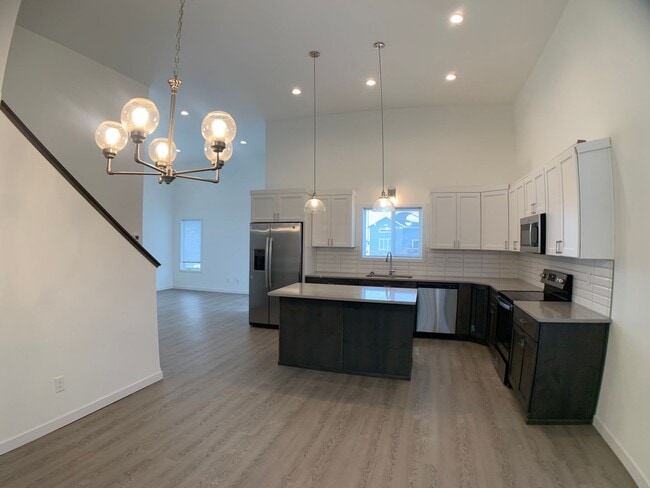 Building Photo - 4 Bed 2 Bath Single Family Home