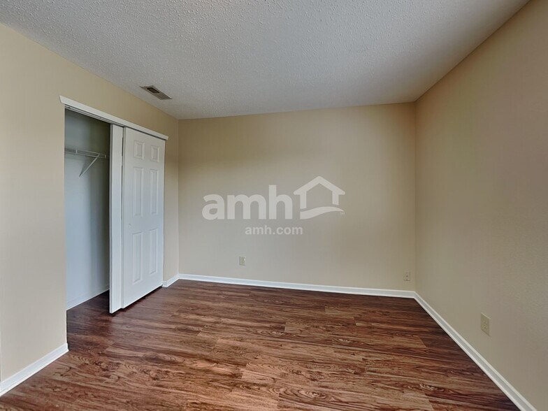 Building Photo - 870 Streamside Dr
