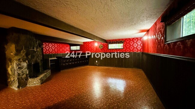 Building Photo - Sprawling 5 BD | 3 BA with Basement - Gresham