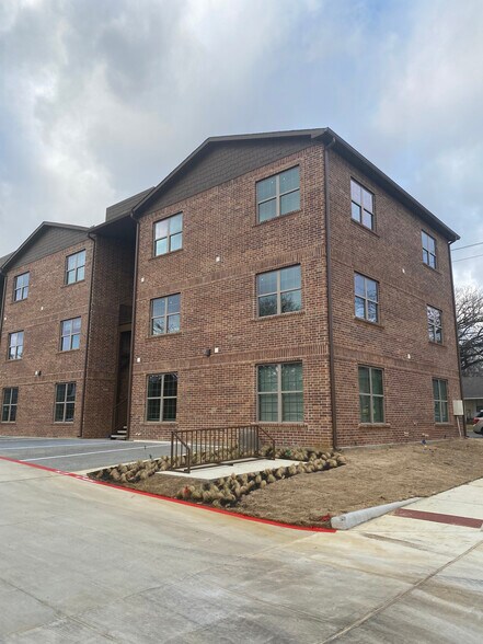 Building Photo - 1009 S Avenue B