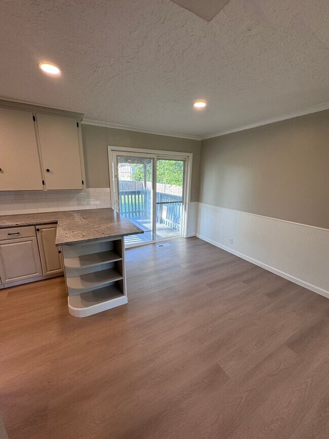 Building Photo - Mayo Meadow 3 Bed 1.5 Bath Cutie! Fully Up...