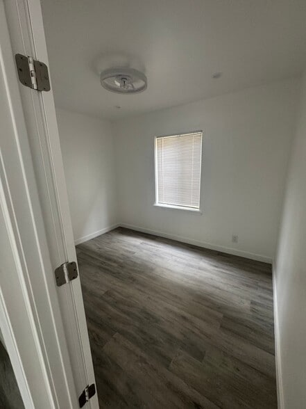 Building Photo - 311 S Ave 59