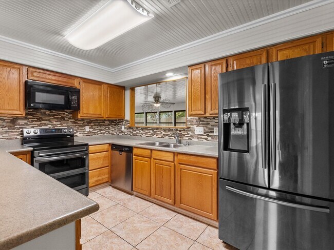 Building Photo - 4214 Fernside Dr