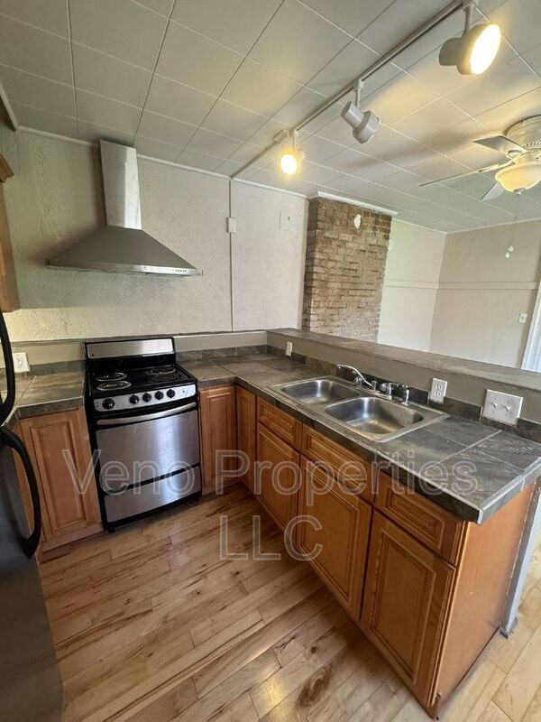 Building Photo - 18 2nd St