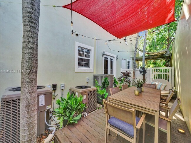 Building Photo - 2356 Wilton Dr