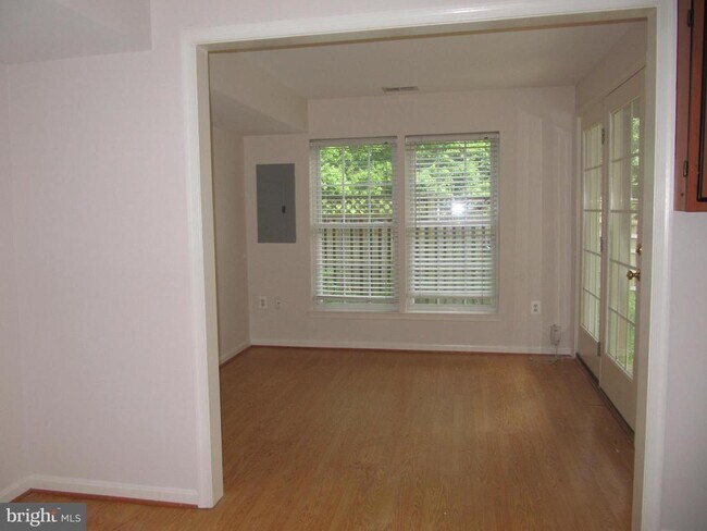 Building Photo - 11640 Fairfax Center Woods Tr