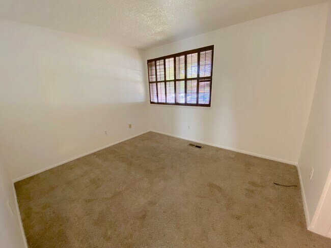 Building Photo - 843 Glen Martin Dr