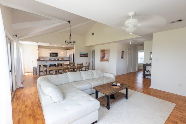 Building Photo - 4106 Temprano Dr
