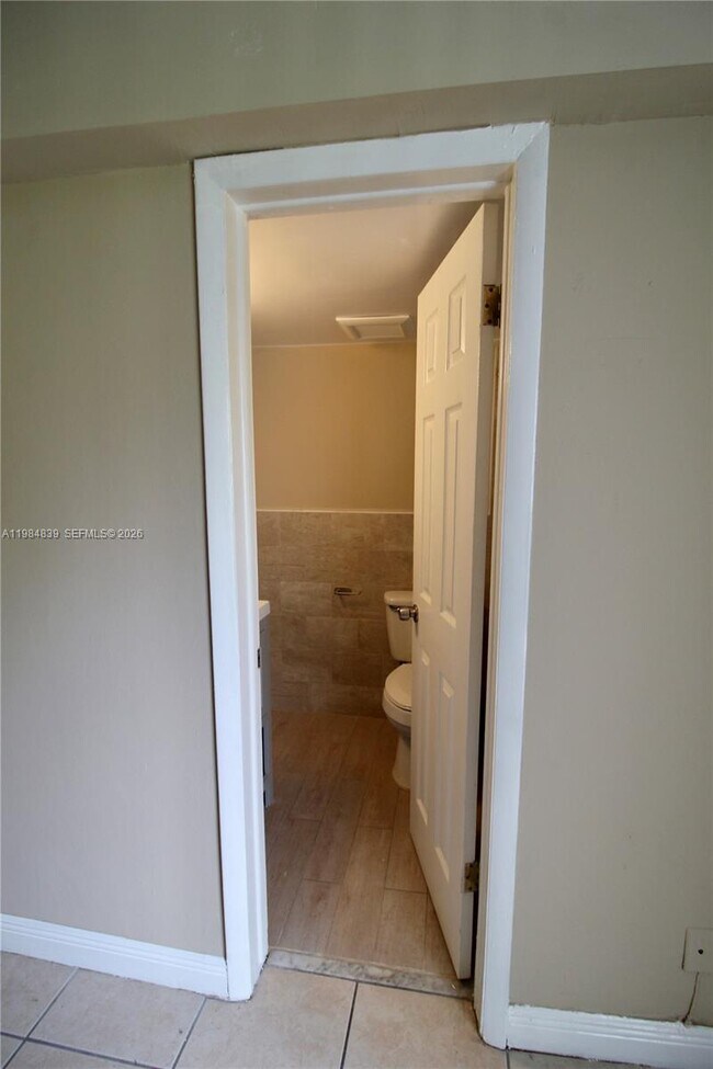 Building Photo - 2290 NW N River Dr