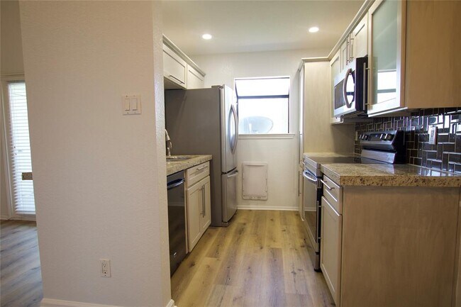 Building Photo - 3840 Far W Blvd