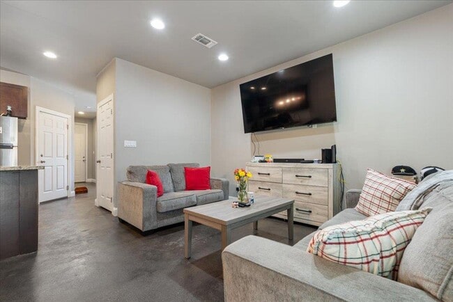 Building Photo - 5800 Clubhouse Dr