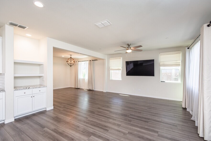 Building Photo - 4455 English Elm St