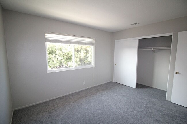 Building Photo - Oxnard | 4 bedroom + 2.5 bathroom Single F...