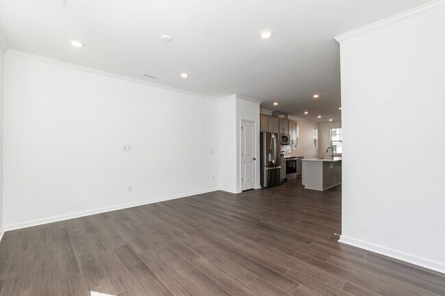 Building Photo - Three Bedroom End Unit Townhome!