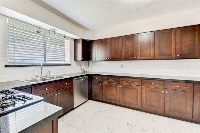 Building Photo - 10526 Huntington Way Dr