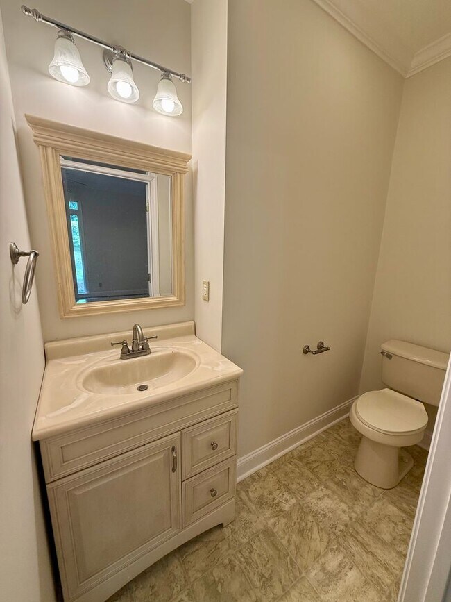Building Photo - Knoxville 37909 - 2 bedroom, 1.5 bath unit, duplex - Contact Chad Weeks (865) 567-6193