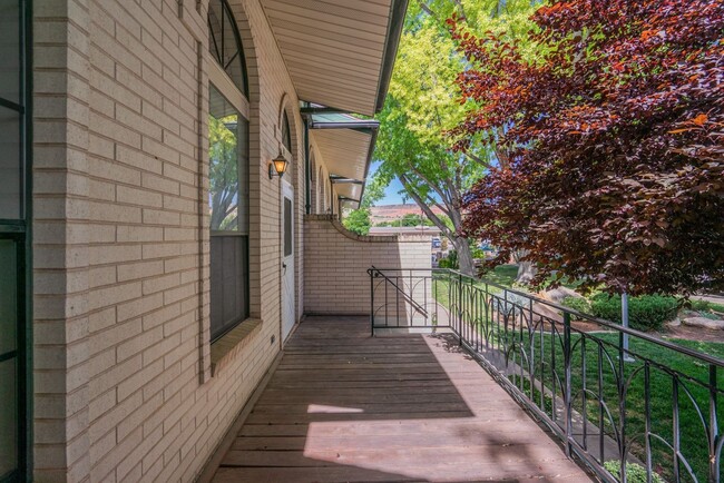 Building Photo - Fully Remodeled Townhome in the Heart of D...