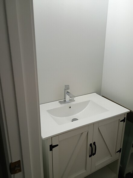 Building Photo - 121 Rose Lk Dr