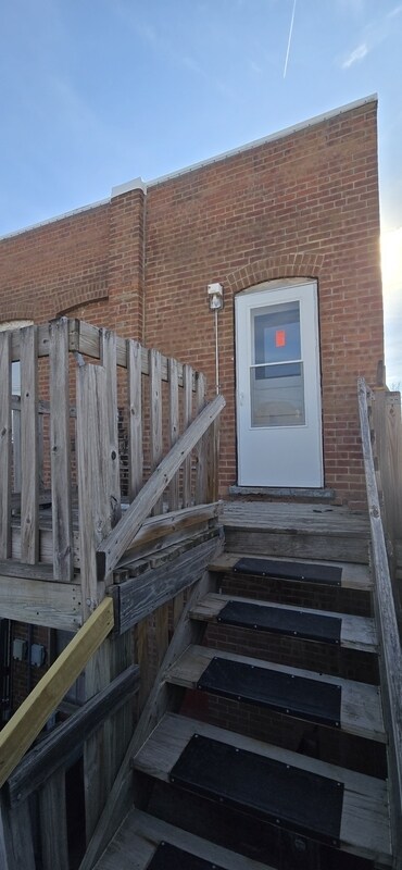 Building Photo - 822 E River Dr