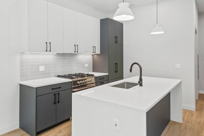 Building Photo - Premiere West Loop 1 Bed/ 1 Bath! Condo Quality Interiors! 4/1 Availability Date!