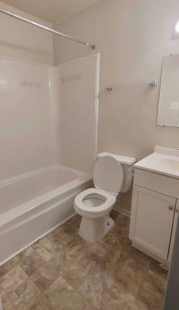 Building Photo - Spacious 3 Level Stafford Townhouse
