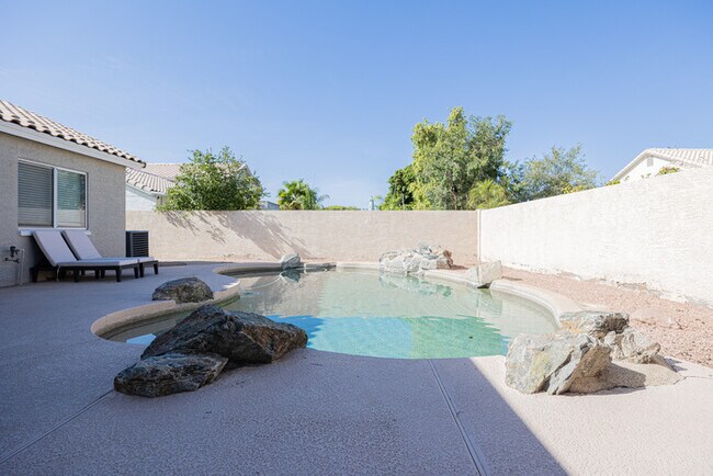 Building Photo - 904 S Dolphin Dr