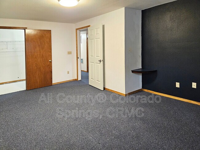 Building Photo - 2615 Helmsdale Dr