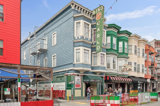 Building Photo - 546 Green St