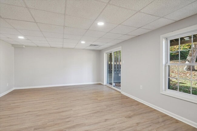 Building Photo - Available mid February - Fully Renovated 3B/2.5B Townhome in West Chester!