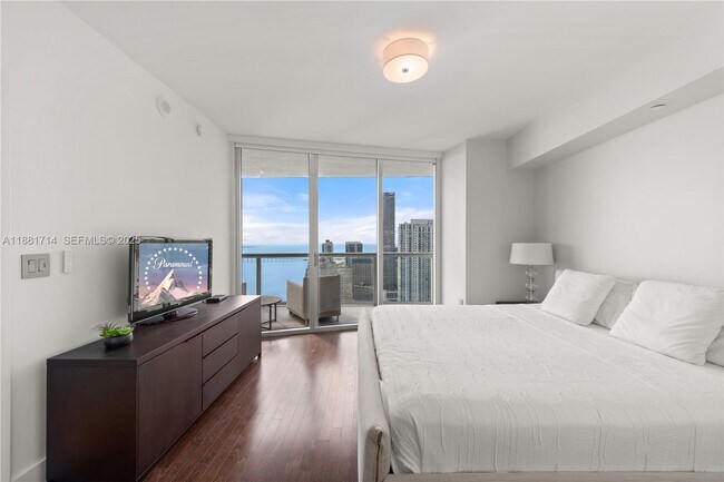 Building Photo - 495 Brickell Ave