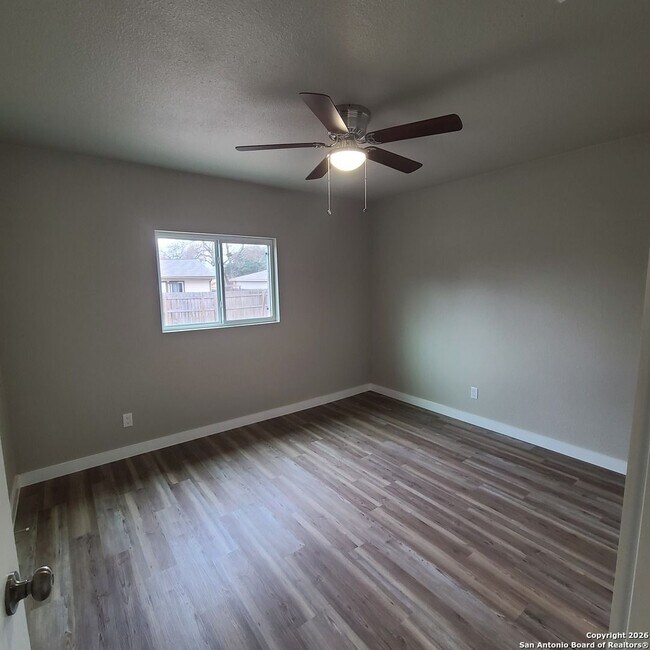 Building Photo - 3 Bedrooms 1 and 1/2 Bath