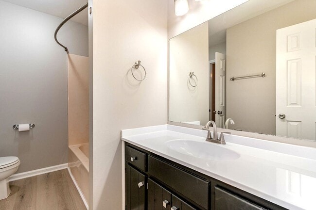 Building Photo - Donelson Freshly Updated 2 Bdrm Townhome Available Now!