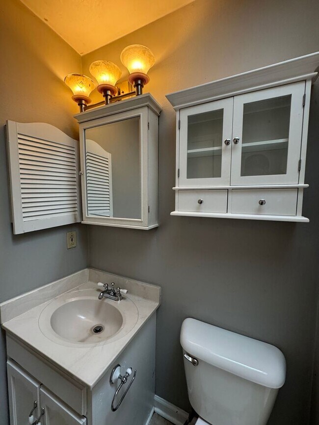 Building Photo - Charming Waterfront Townhouse in Virginia Beach!