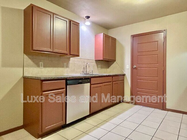 Building Photo - 605 Moraine Ave