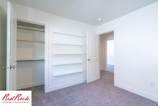 Building Photo - Private 4 Bedroom Corner Unit