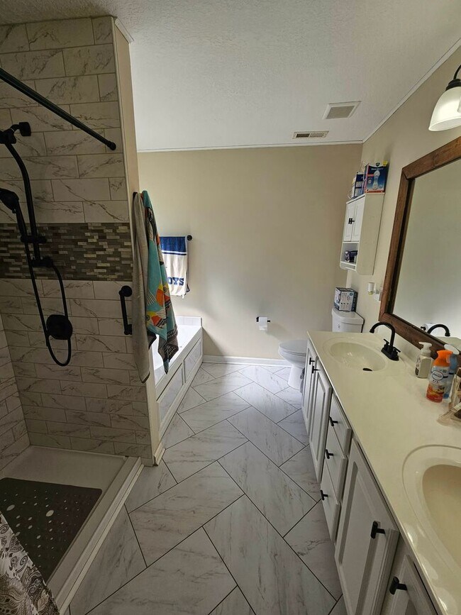 Building Photo - Nicely Updated 5 Bedroom Home!