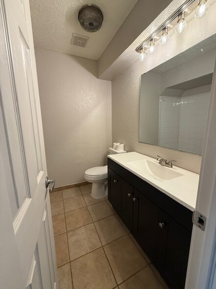 Building Photo - 608 Linda Ln