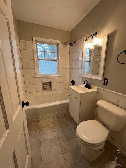 Building Photo - 1002 17th St