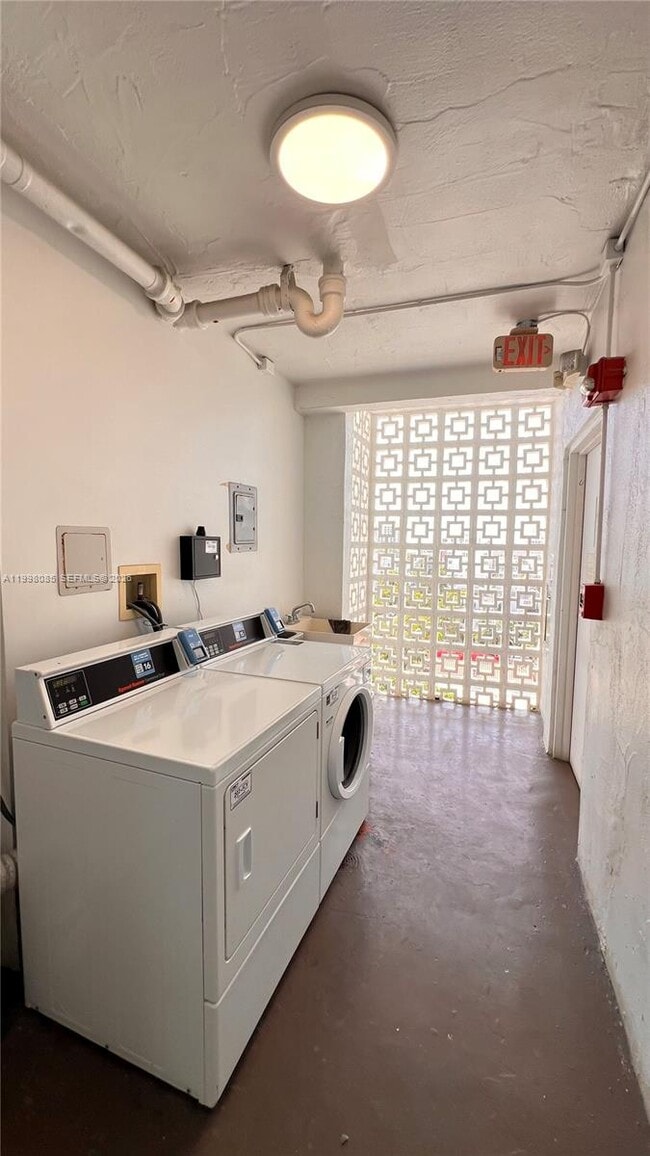 Building Photo - 1750 James Ave