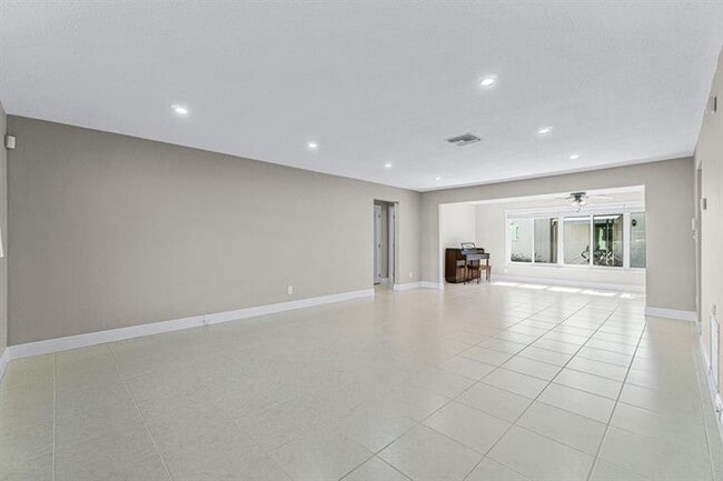 Building Photo - 330 S Golf Blvd